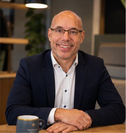 Uruel Wernars aan tafel, klaar voor een gesprek